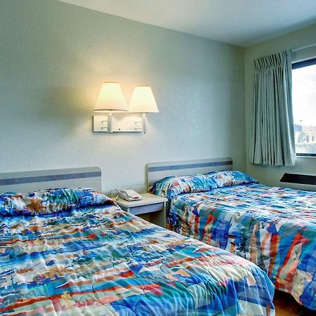 Motel 6 Manhattan Kansas ภายนอก รูปภาพ
