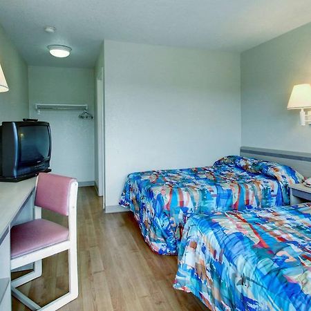 Motel 6 Manhattan Kansas ภายนอก รูปภาพ