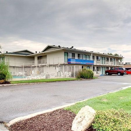 Motel 6 Manhattan Kansas ภายนอก รูปภาพ