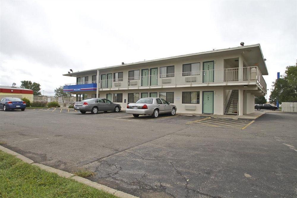 Motel 6 Manhattan Kansas ภายนอก รูปภาพ