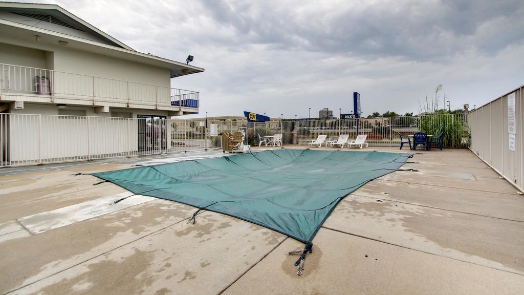 Motel 6 Manhattan Kansas ภายนอก รูปภาพ