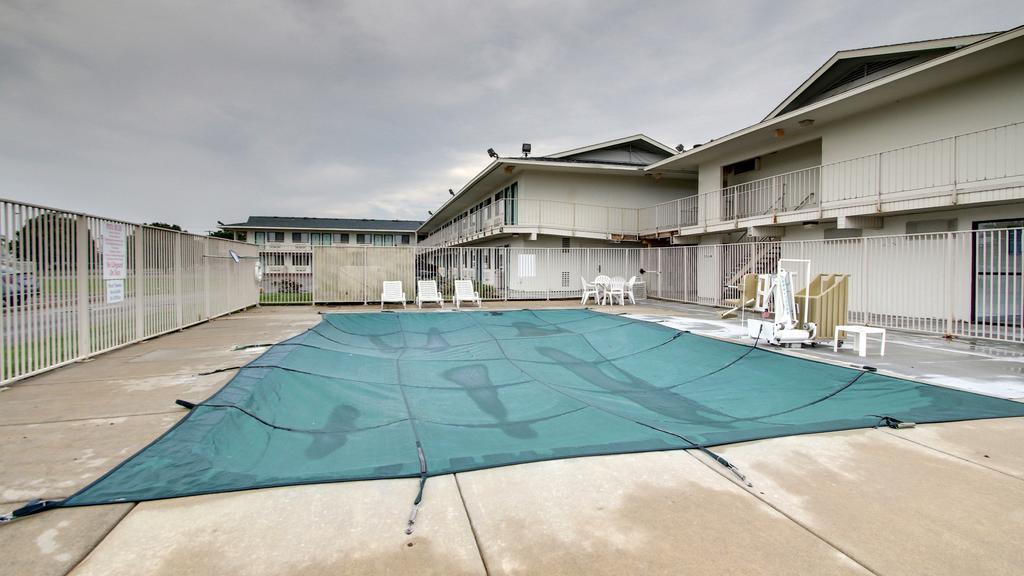 Motel 6 Manhattan Kansas ภายนอก รูปภาพ