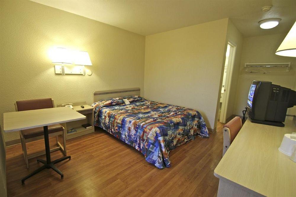 Motel 6 Manhattan Kansas ภายนอก รูปภาพ