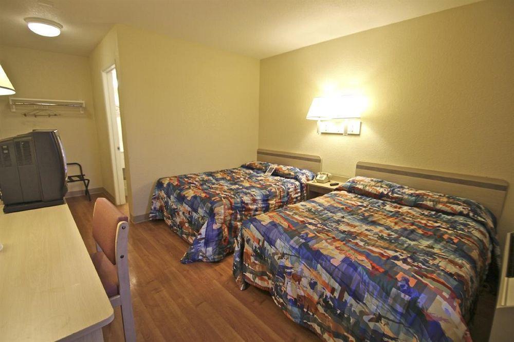 Motel 6 Manhattan Kansas ภายนอก รูปภาพ