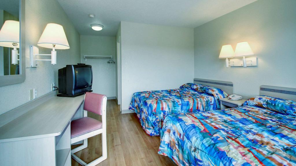 Motel 6 Manhattan Kansas ภายนอก รูปภาพ