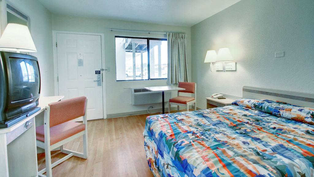 Motel 6 Manhattan Kansas ภายนอก รูปภาพ