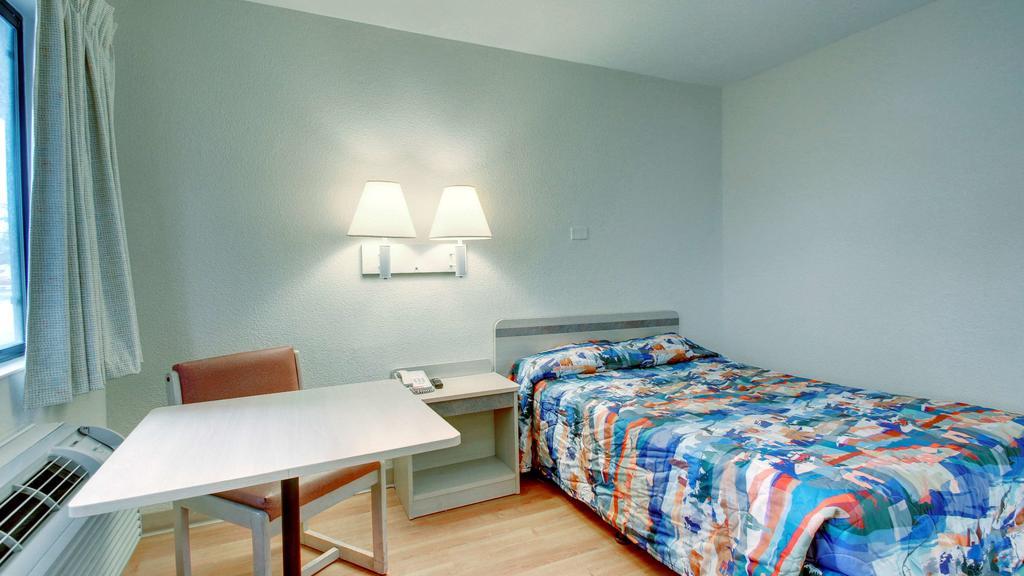 Motel 6 Manhattan Kansas ภายนอก รูปภาพ