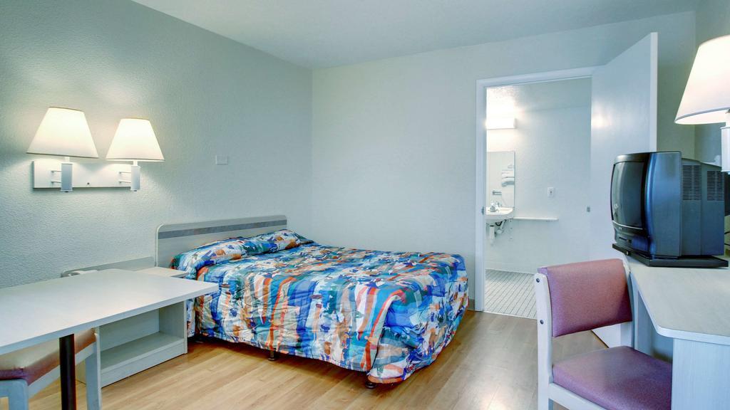 Motel 6 Manhattan Kansas ภายนอก รูปภาพ